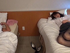 憧れの女上司と地方出張現地泊。なぜか相部屋、→そして中出し　サンプル画像10